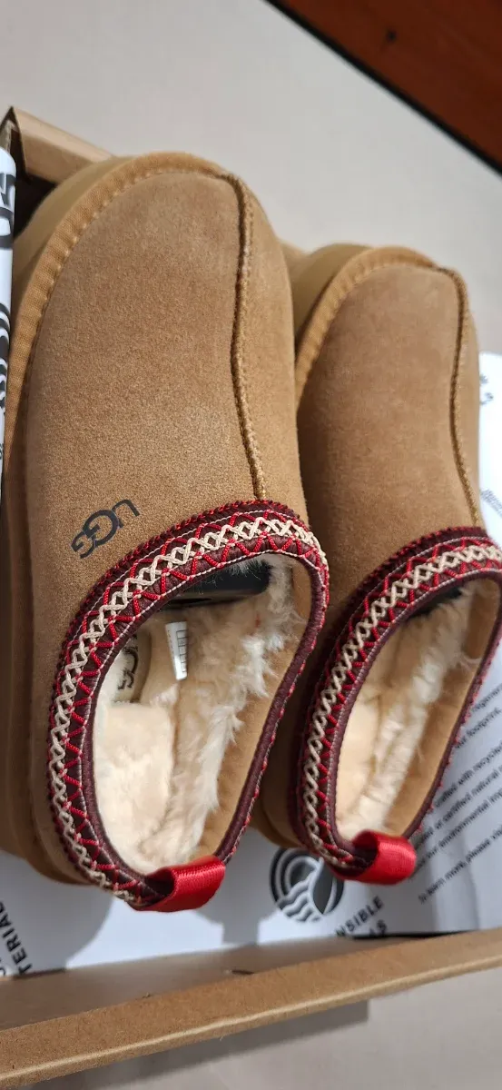 Pantufas UGG Marrons com Enfeite