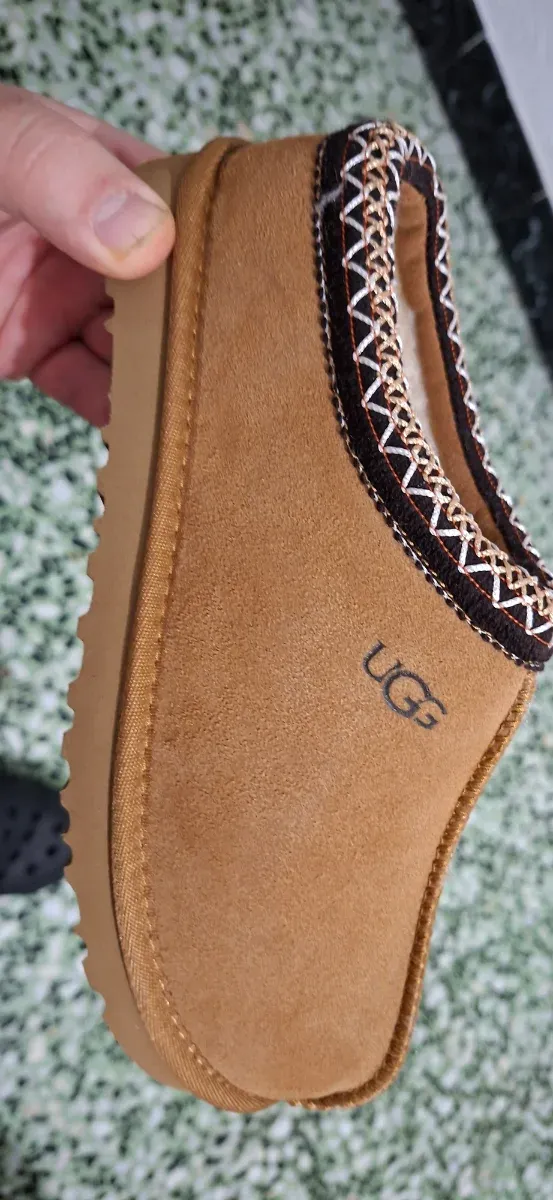 Pantufas UGG Marrons com Enfeite