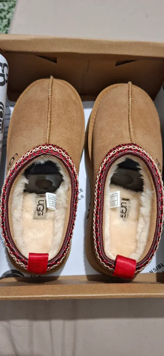 Pantufas UGG Marrons com Enfeite