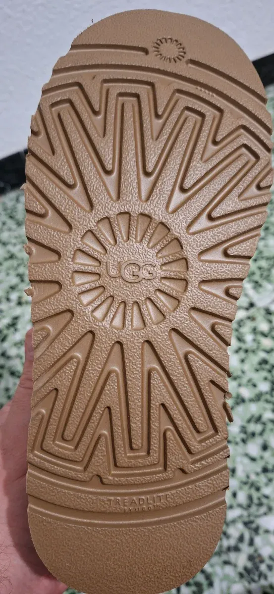 Pantufas UGG Marrons com Enfeite