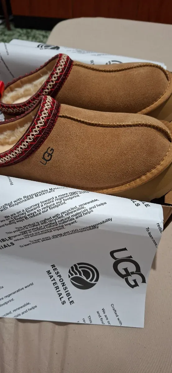 Pantufas UGG Marrons com Enfeite