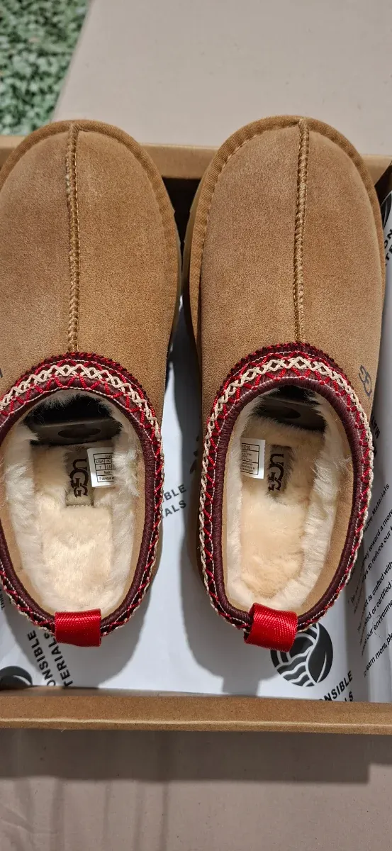 Pantufas UGG Marrons com Enfeite