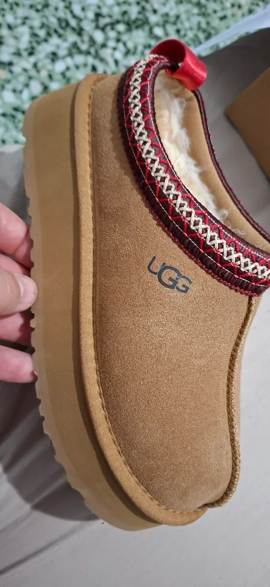 Pantufas UGG Marrons com Enfeite