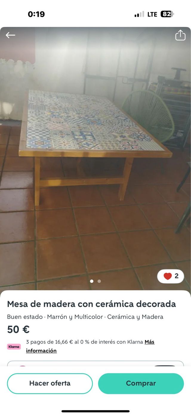 Mesa de madera con cerámica decorada