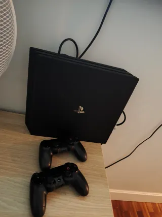 PS4 1TB + 2 Controles