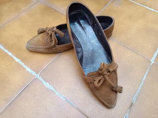 Mocasines de ante color camel con lazada y borlas