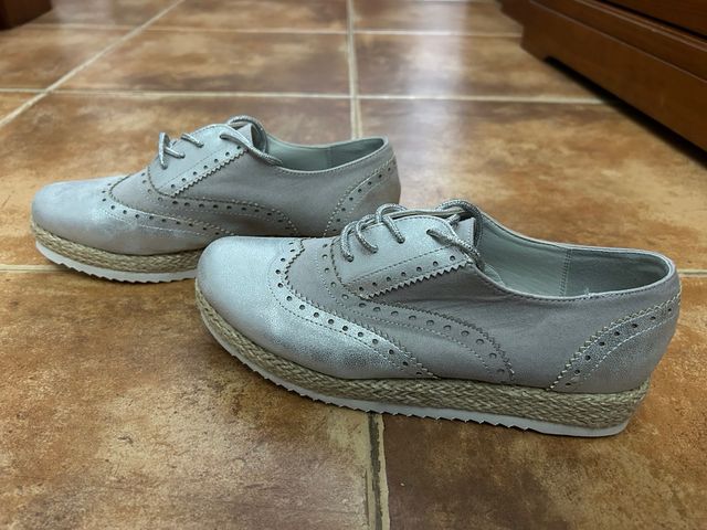 Zapatos plateados elegantes y casuales