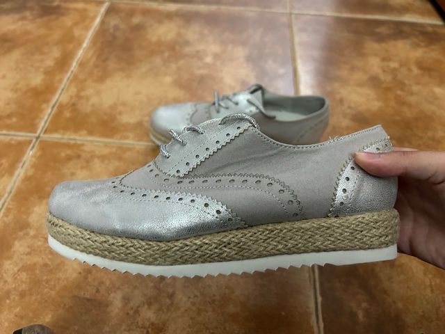 Zapatos plateados elegantes y casuales
