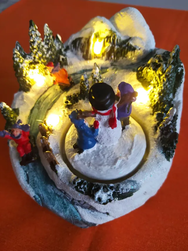 Villaggio Natalizio con luci e  movimento.