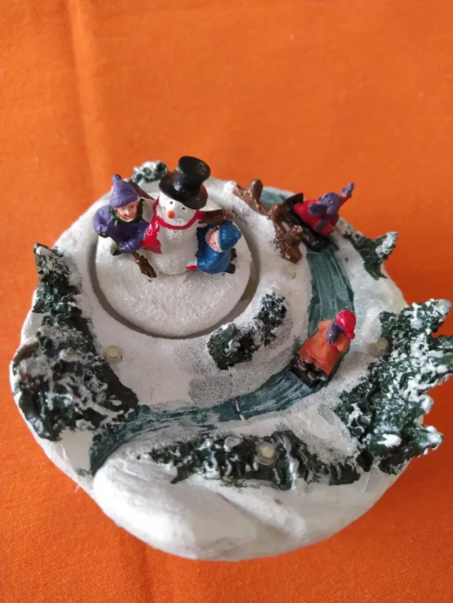 Villaggio Natalizio con luci e  movimento.