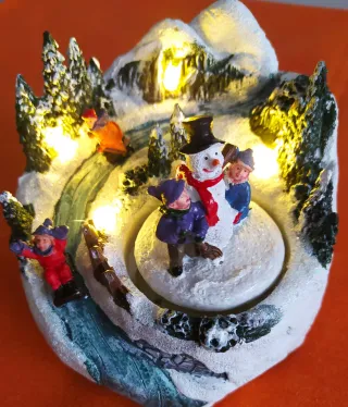 Villaggio Natalizio con luci e movimento.