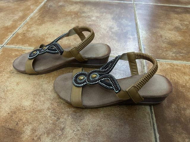 Sandalias de verano con pedrería