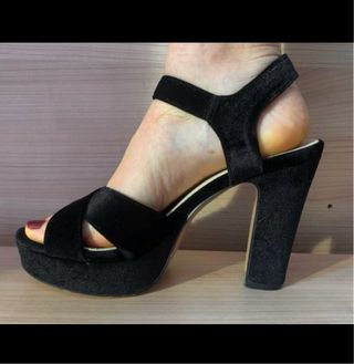Tacones de terciopelo negros