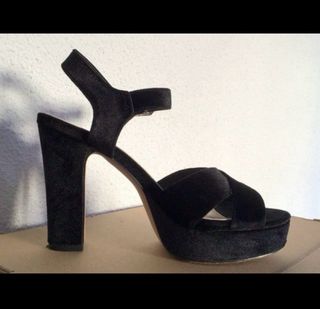 Tacones de terciopelo negros