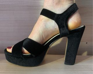 Tacones de terciopelo negros
