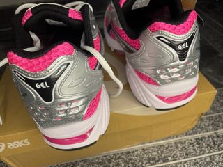 Zapatillas Asics plateadas y fucsias talla 41.5