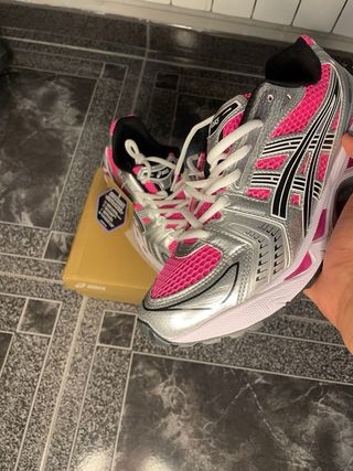 Zapatillas Asics plateadas y fucsias talla 41.5