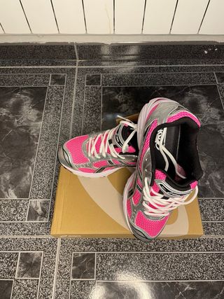 Zapatillas Asics plateadas y fucsias talla 41.5