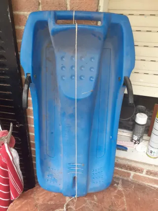 Trineo azul para nieve