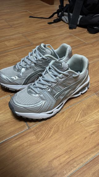 Zapatillas Asics plateadas y blancas