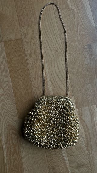 Bolso fiesta trenzado dorado “Parfois”