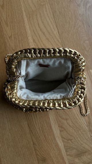 Bolso fiesta trenzado dorado “Parfois”