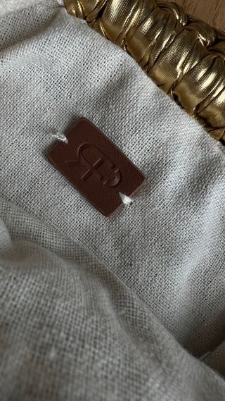 Bolso fiesta trenzado dorado “Parfois”