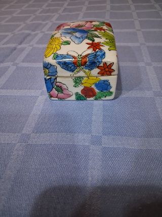 Joyero con estampado floral y mariposas