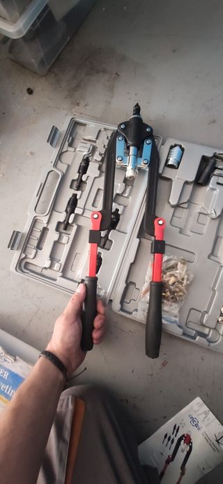 Remachadora de tuercas NCG