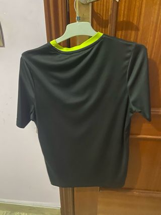 Camiseta de fútbol negra con detalles verdes
