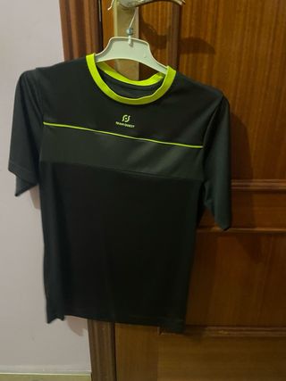 Camiseta de fútbol negra con detalles verdes
