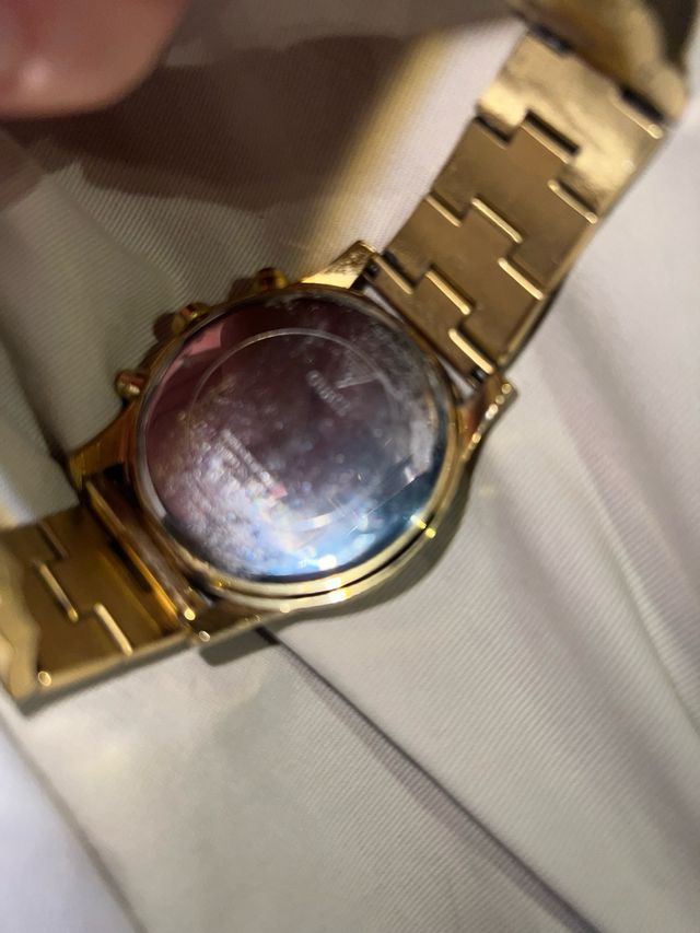 Reloj Guess Dorado y Negro