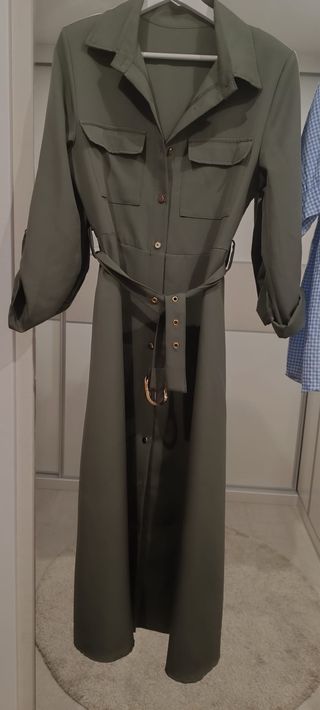 Vestido largo verde militar con cinturón