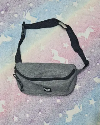 Riñonera gris con cremallera