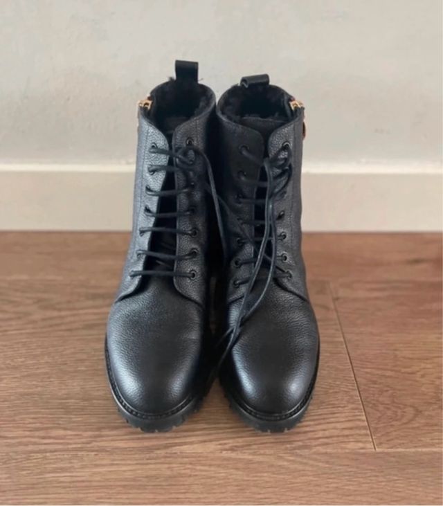 Botas de cuero negro con cordones