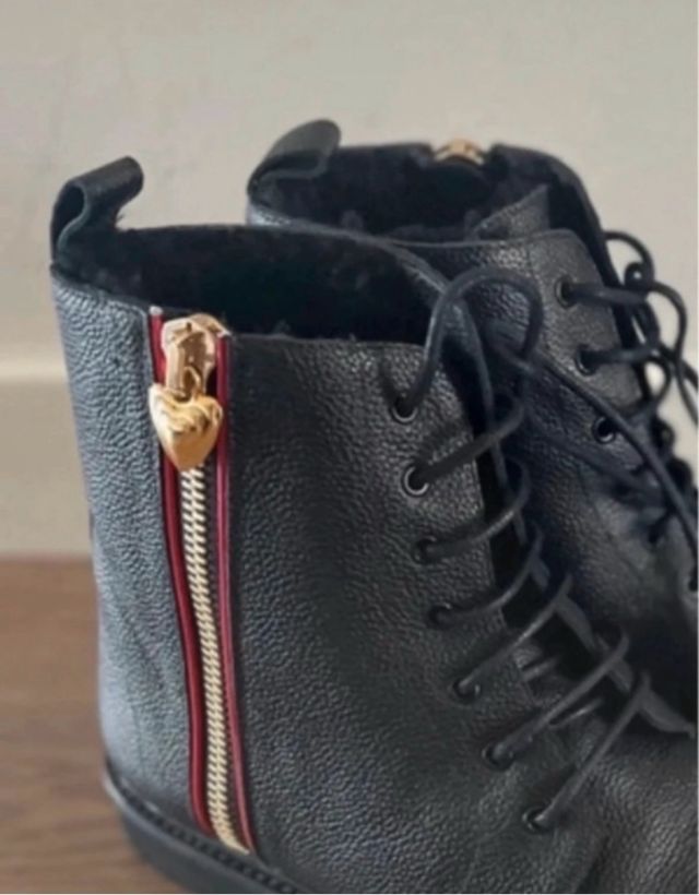 Botas de cuero negro con cordones