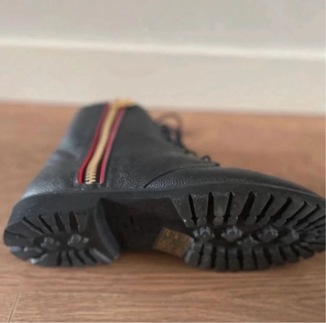 Botas de cuero negro con cordones