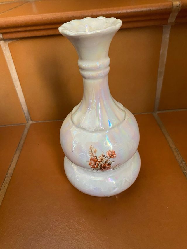 Vaso di porcellana bianco madreperla