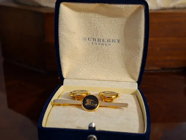 Juego Gemelos y Pasador Burberry Dorado Negro