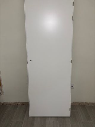 Puerta interior abatible blanca