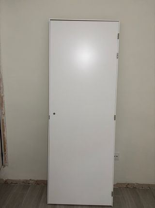 Puerta interior abatible blanca