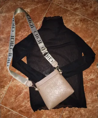 Top transparente negro y bolso beige