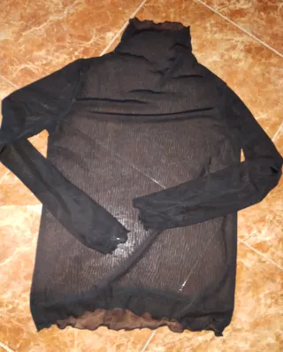 Top transparente negro y bolso beige