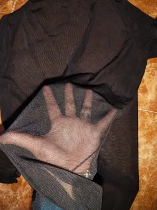 Top transparente negro y bolso beige