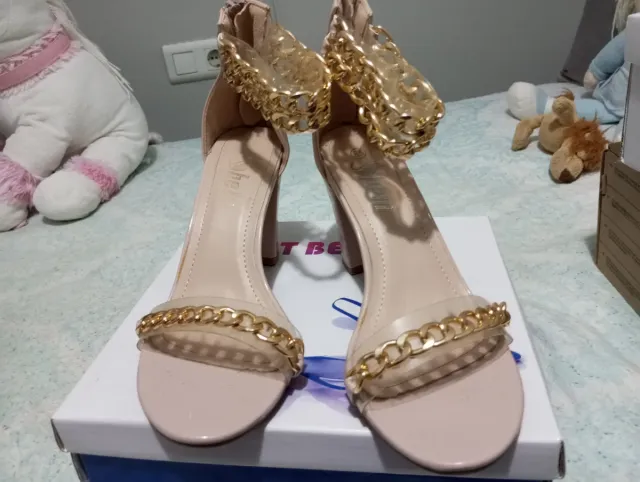 Zapatos de fiesta beige y dorados