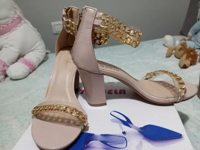 Zapatos de fiesta beige y dorados