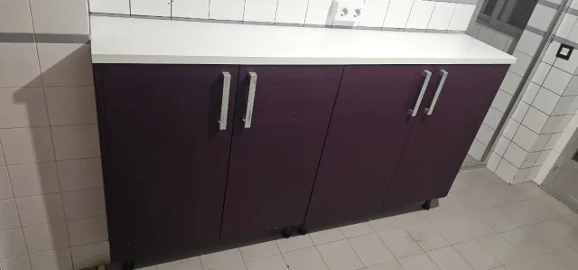 Mueble de cocina morado y blanco