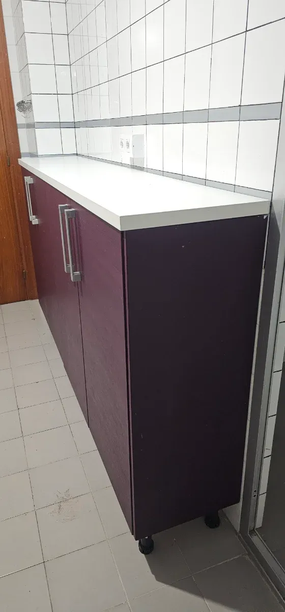 Mueble de cocina morado y blanco
