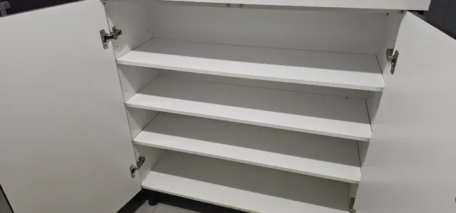 Mueble de cocina morado y blanco