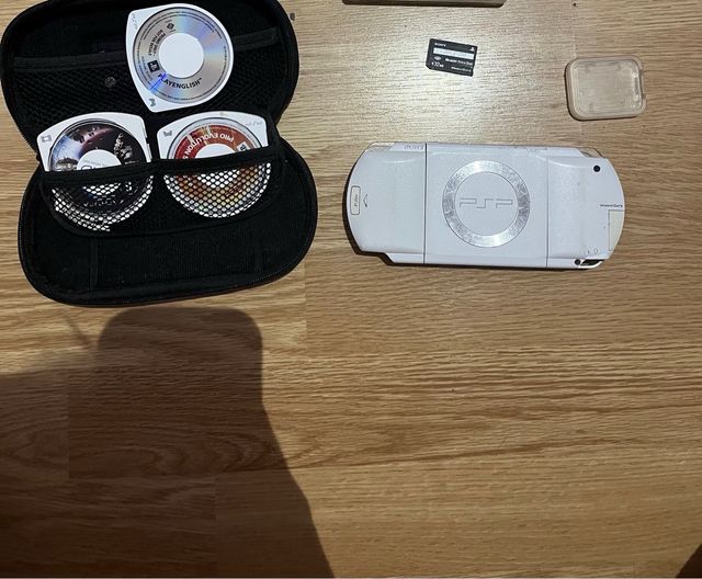 PSP 1000 Branca + Jogos e Acessórios